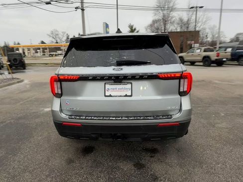 Used 2025 Ford Explorer Active AWD/4WD image 7