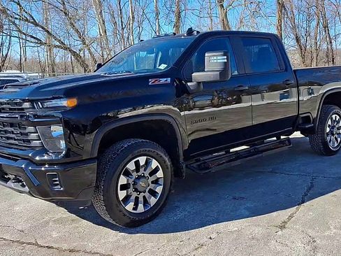 Used 2024 Chevrolet Silverado 2500 Custom w/ Custom Value Package image 4