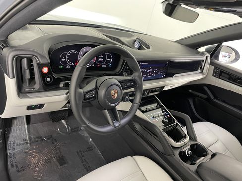 Used 2025 Porsche Cayenne Coupe AWD/4WD image 4