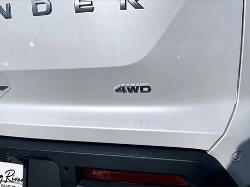 New 2025 Nissan Pathfinder SV image 10