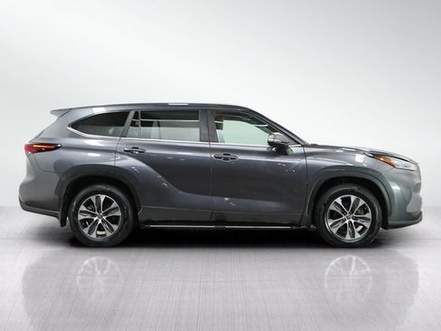 Used 2024 Toyota Highlander XLE AWD/4WD image 6