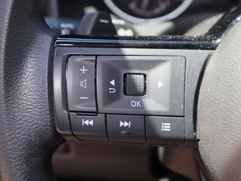 Used 2022 Nissan Rogue SV FWD image 12