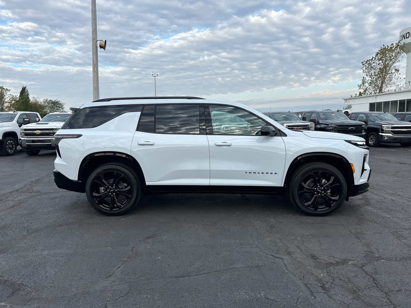 New 2027 Chevrolet Traverse RS w/ LPO, Floor Liner Package AWD/4WD image 6