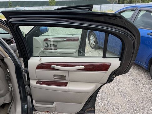 Used 2003 Lincoln Town Car Signature RWD image 25