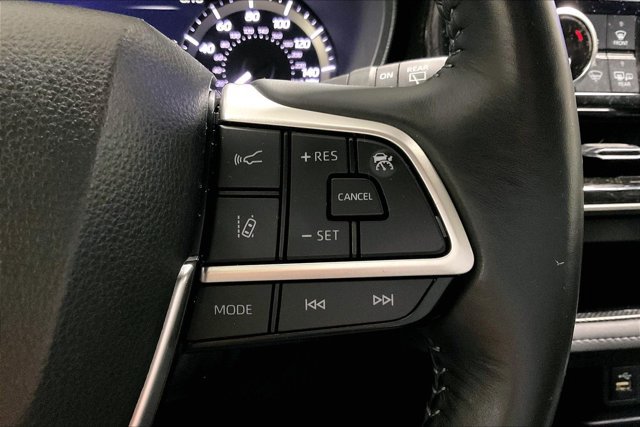 Used 2023 Toyota Highlander LE AWD/4WD image 19
