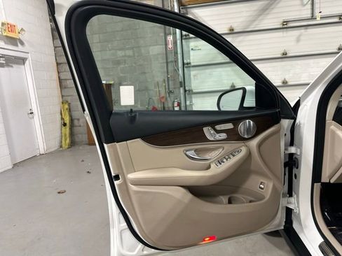 Used 2020 Mercedes-Benz GLC 300 4MATIC image 10