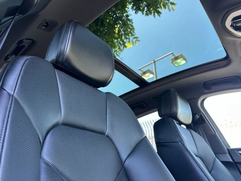 Certified 2025 Porsche Macan AWD/4WD image 18