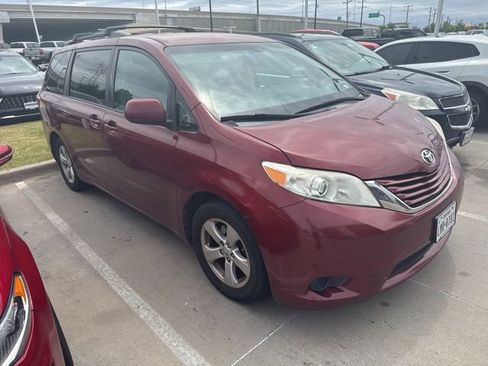 Used 2015 Toyota Sienna LE image 2