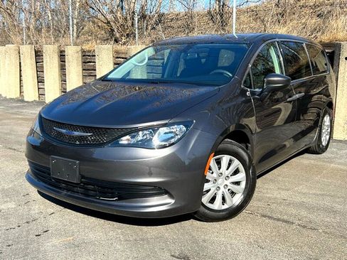 Used 2020 Chrysler Voyager L image 1