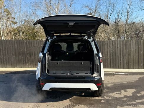 Certified 2025 Land Rover Discovery Dynamic SE image 5