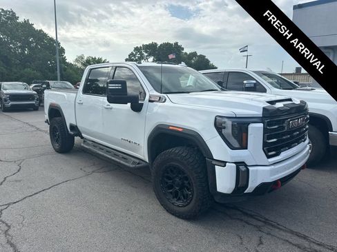Used 2024 GMC Sierra 2500 AT4 w/ Technology Package AWD/4WD image 4