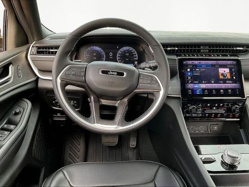 Used 2025 Jeep Grand Cherokee L Limited w/ Luxury Tech Group II image 8