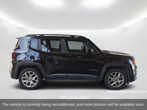 Used 2018 Jeep Renegade Latitude w/ UConnect 8.4 Nav Group FWD image 4