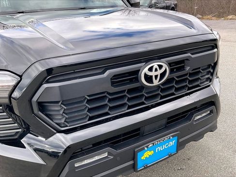 Used 2024 Toyota Tacoma TRD Off-Road w/ TRD Off Road Upgrade Package AWD/4WD image 28