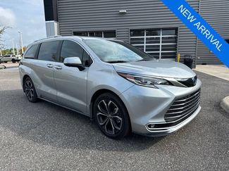 Used 2025 Toyota Sienna Platinum FWD video 1