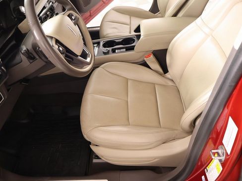 Used 2021 Lincoln Corsair Standard w/ Premium Package image 12