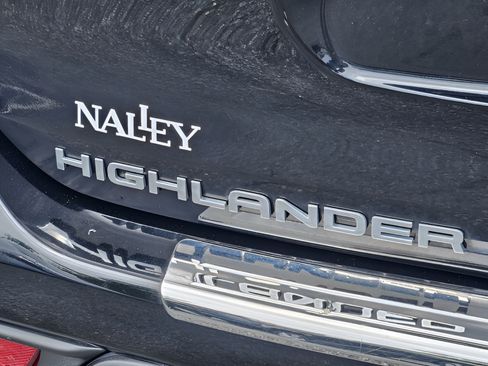 Used 2023 Toyota Highlander XLE AWD/4WD image 33