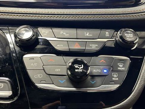Used 2023 Chrysler Pacifica Pinnacle FWD image 19