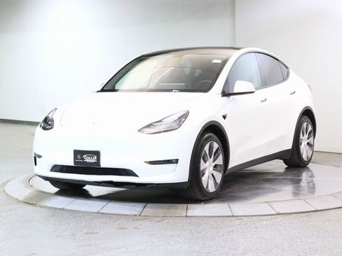 Used 2022 Tesla Model Y Long Range image 12