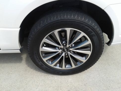 Used 2017 Lincoln Navigator Select image 9