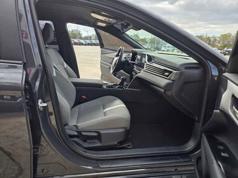 Used 2025 Toyota Camry SE image 12