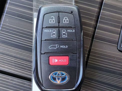 Used 2023 Toyota Sienna Limited image 29