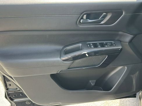 Used 2024 Nissan Pathfinder S image 13