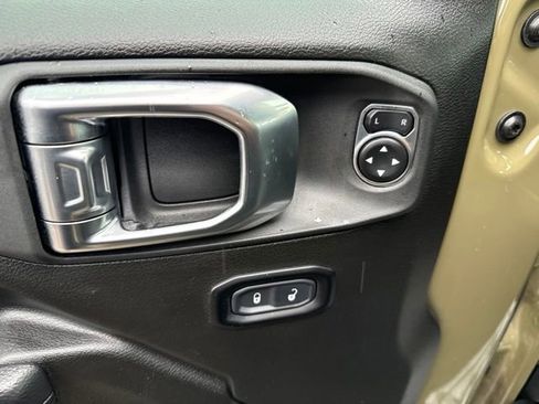 Used 2025 Jeep Gladiator Sport AWD/4WD image 9