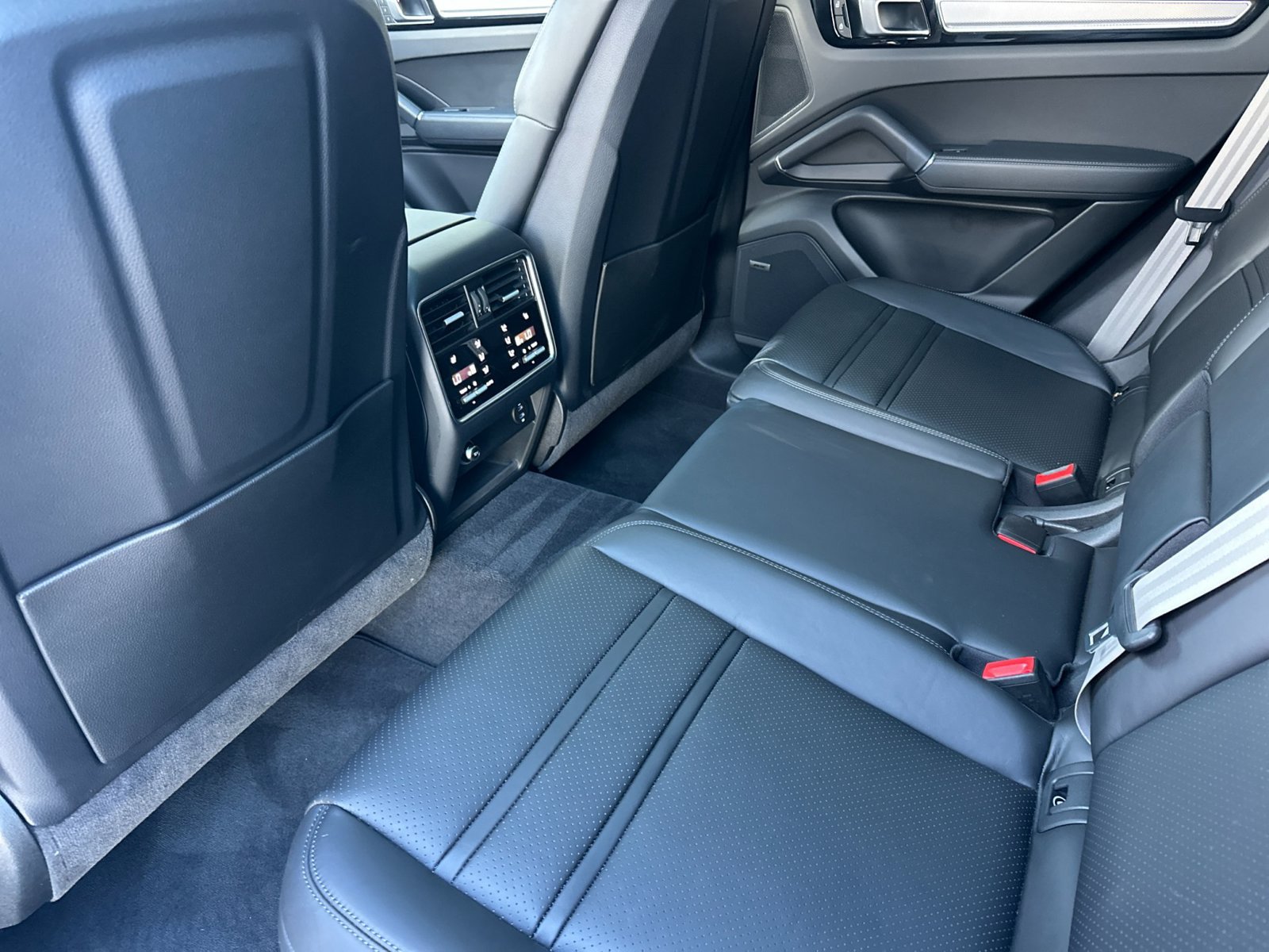 Used 2023 Porsche Cayenne Platinum Edition AWD/4WD image 21