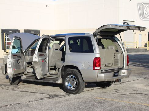 Used 2005 Cadillac Escalade AWD image 16