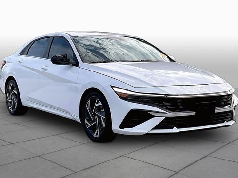 Used 2025 Hyundai Elantra SEL w/ Cargo Package FWD image 3
