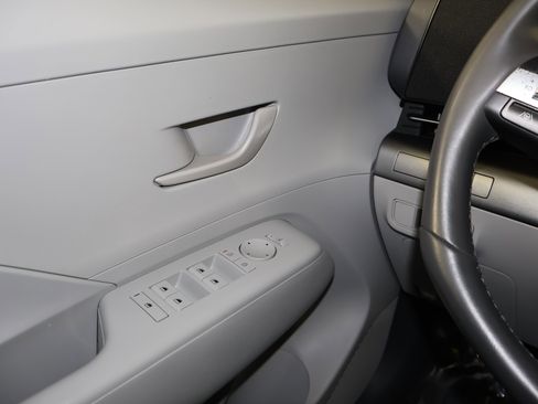 Used 2025 Hyundai Kona SEL image 33