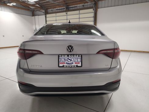 Used 2024 Volkswagen Jetta SE FWD image 9