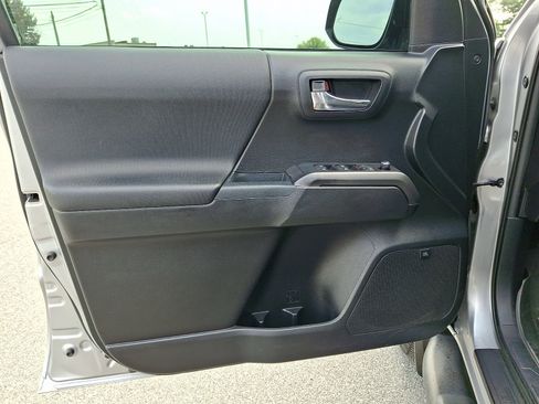 Used 2017 Toyota Tacoma TRD Off-Road AWD/4WD image 13