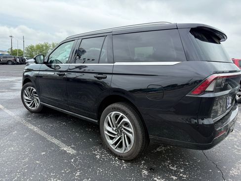 Used 2025 Lincoln Navigator Reserve AWD/4WD image 3