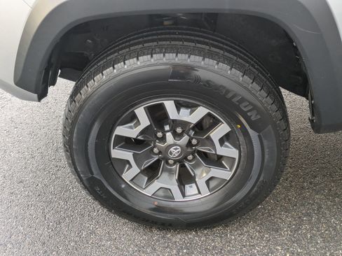 Used 2022 Toyota Tacoma TRD Off-Road w/ Technology Package image 11