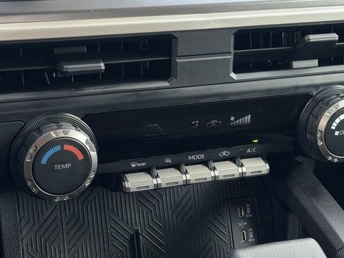 Used 2025 Toyota Tacoma SR5 AWD/4WD image 18