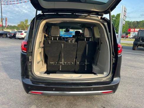 Used 2023 Chrysler Pacifica Touring-L FWD image 33