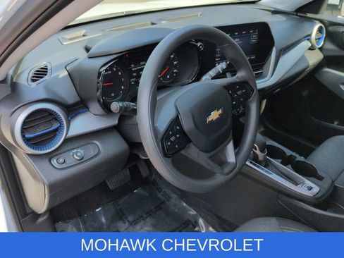Used 2024 Chevrolet Trax LS w/ LS Convenience Package FWD image 10