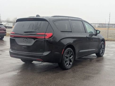 New 2026 Chrysler Pacifica Select image 3