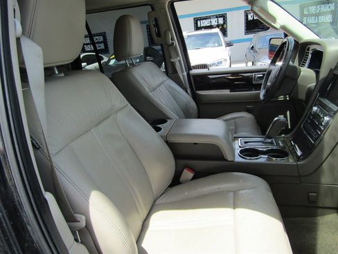 Used 2015 Lincoln Navigator 2WD image 5