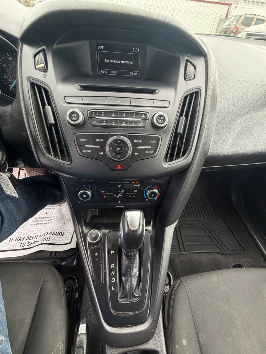 Used 2016 Ford Focus SE w/ SE Cold Weather Package FWD image 23