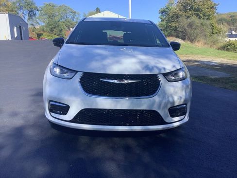 New 2026 Chrysler Pacifica Select image 9