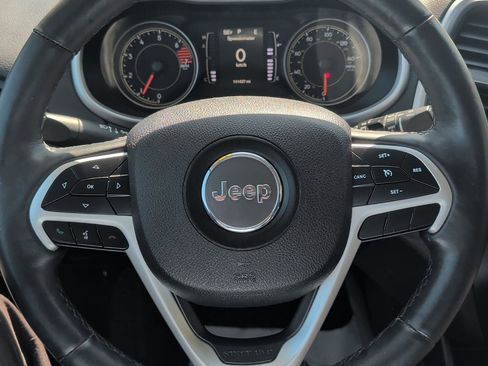 Used 2018 Jeep Cherokee Latitude Plus w/ Cold Weather Group AWD/4WD image 10