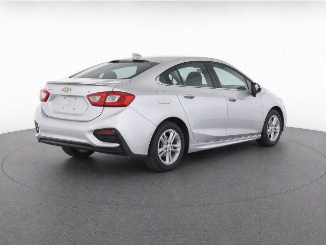 Used 2018 Chevrolet Cruze LT FWD image 2