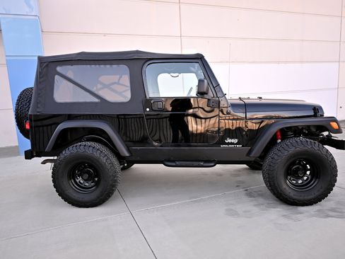 Used 2005 Jeep Wrangler Unlimited w/ Security Group AWD/4WD image 8