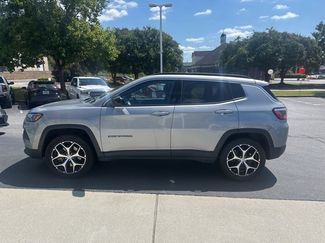 Used 2024 Jeep Compass Latitude image 1