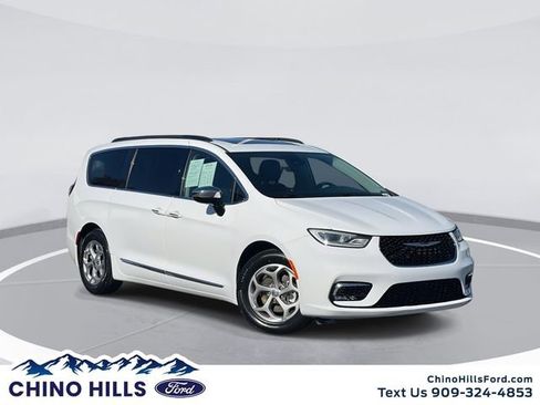 Used 2023 Chrysler Pacifica Limited image 1