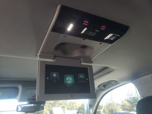 Used 2019 Chevrolet Suburban LT image 13