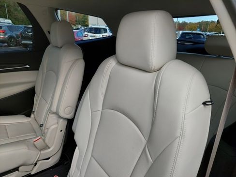 Used 2023 Buick Enclave Essence image 31